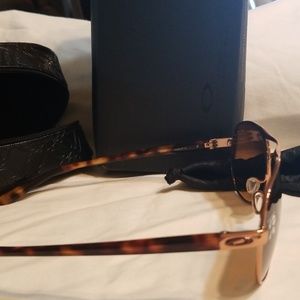 Oakley Accessories - NIB Oakley brown & gold Polarized Sunglasses Oakley Accessories - NIB Oakley brown & gold Polarized Sunglasses